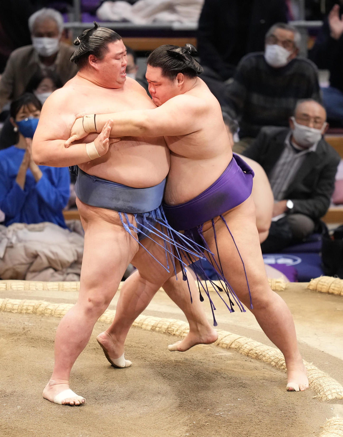 明生（右）を土俵際へ攻め込む正代（撮影・小沢裕）