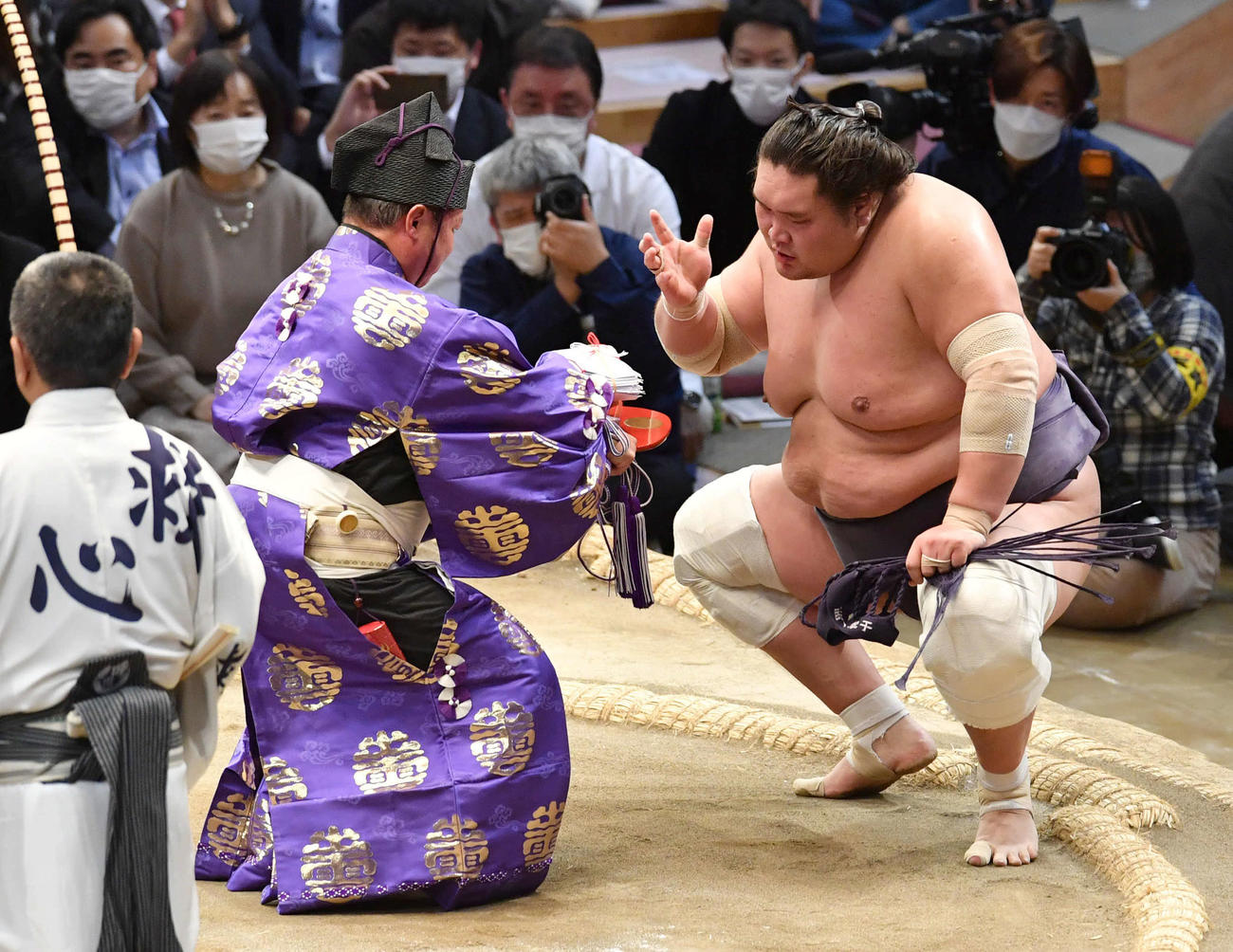 逸ノ城を寄り倒しで破り、懸賞金を受け取る照ノ富士（撮影・岩下翔太）