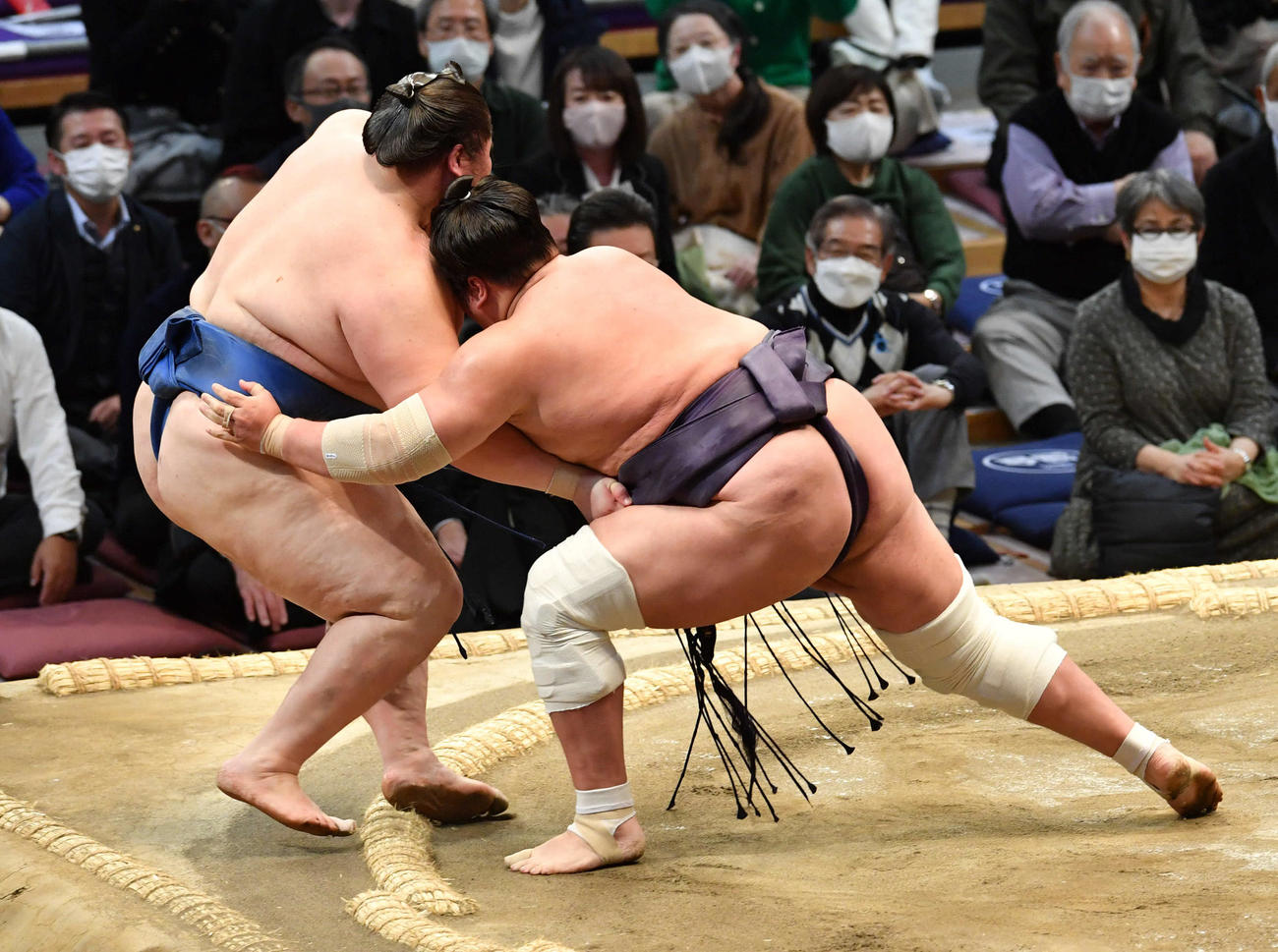 照ノ富士は逸ノ城（左）を寄り倒しで破る（撮影・岩下翔太）