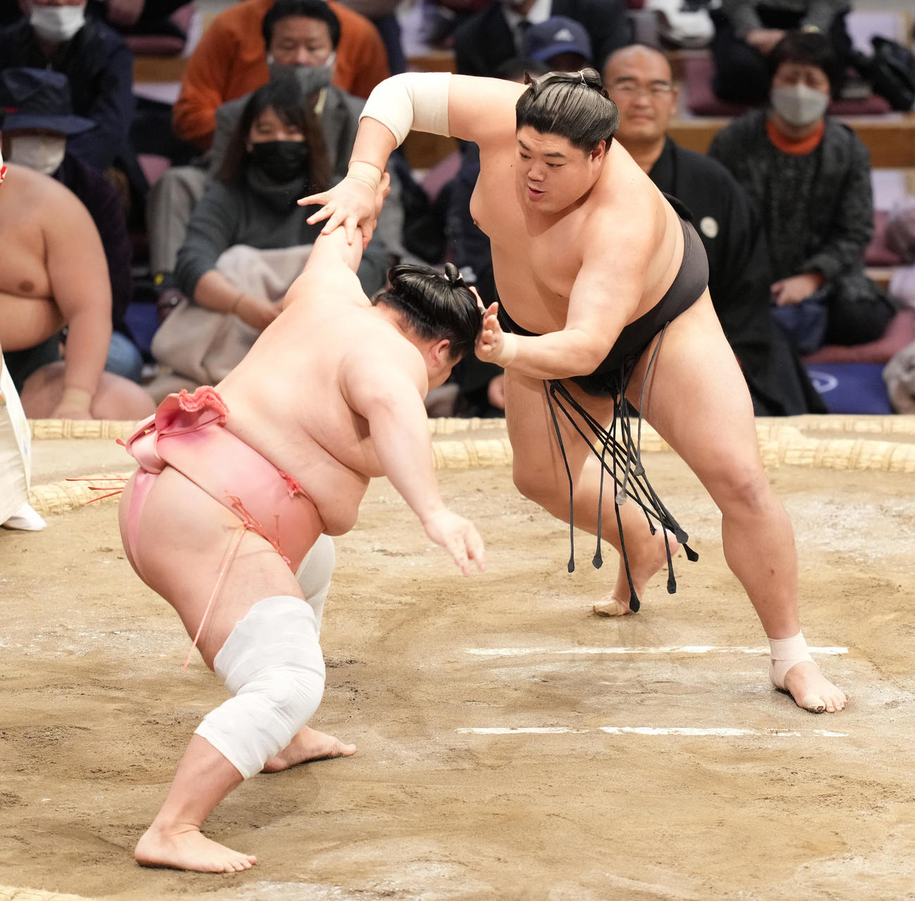 突き押しで宇良（左）を攻める阿炎（撮影・小沢裕）