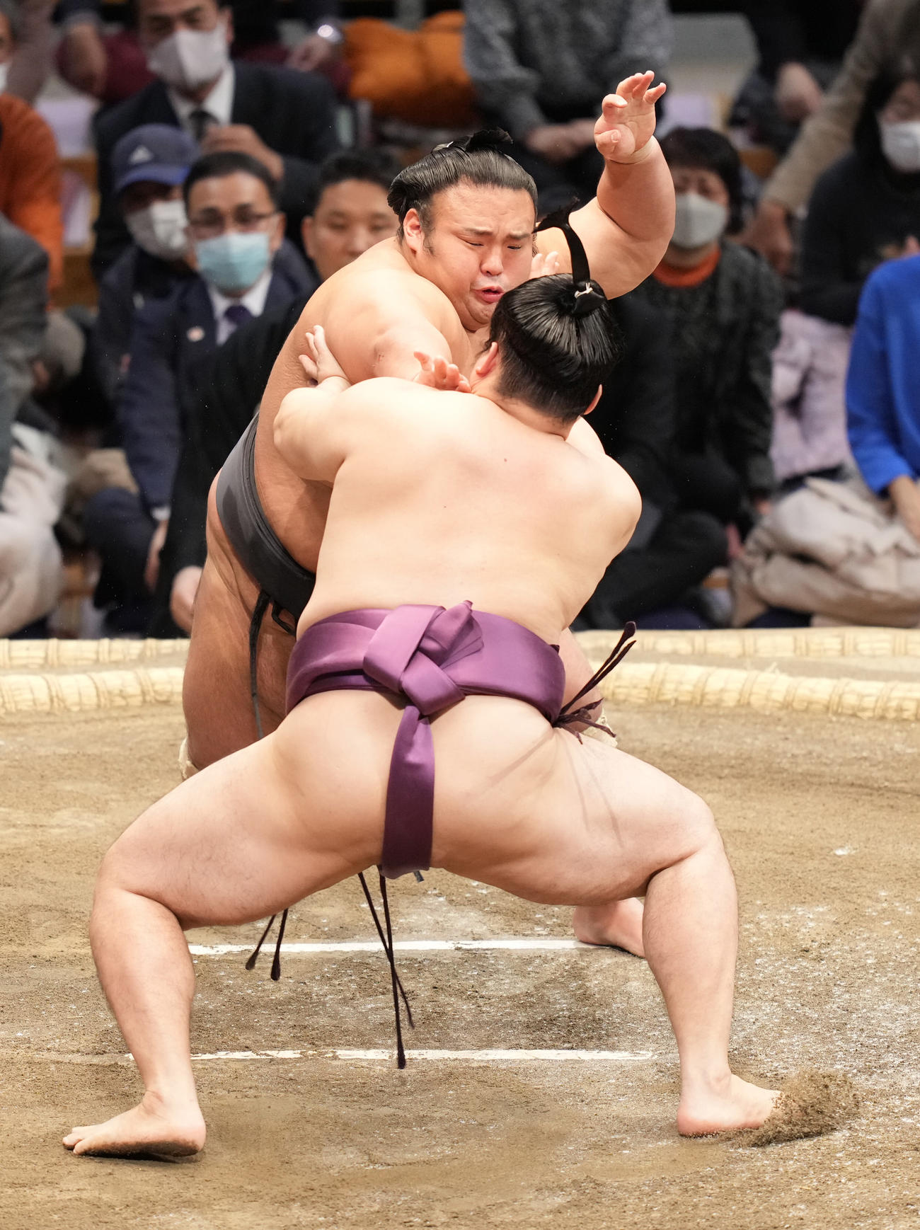 遠藤（手前）を突き押しで攻める貴景勝（2021年11月24日撮影）