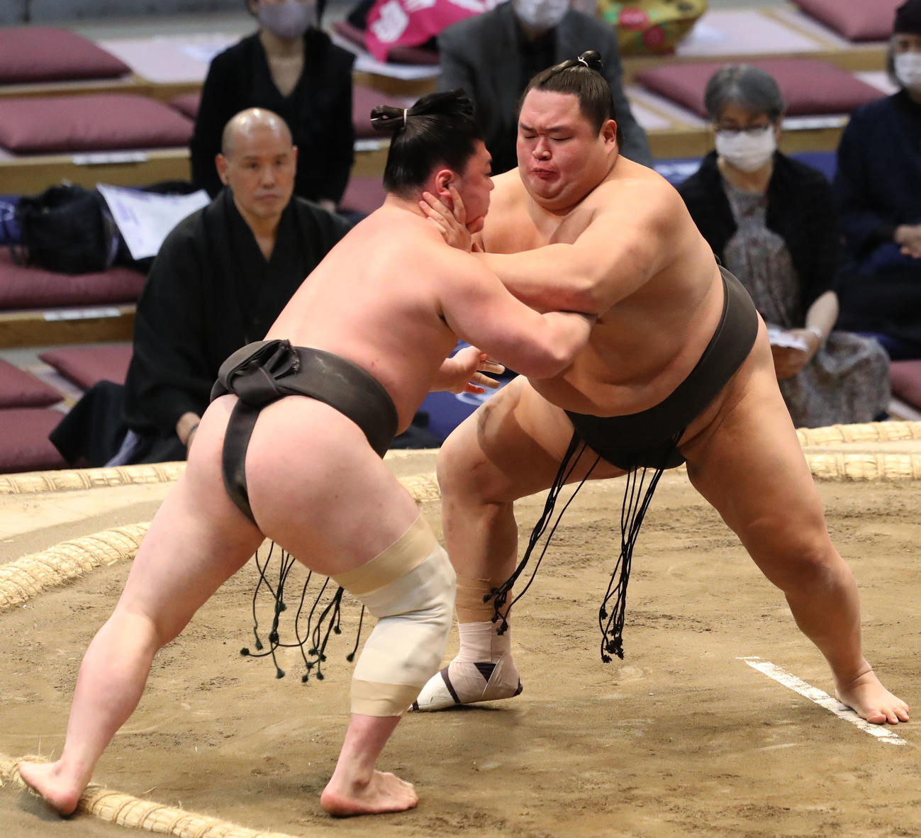 時栄（左）を押し出しで破る友風（撮影・屋方直哉）
