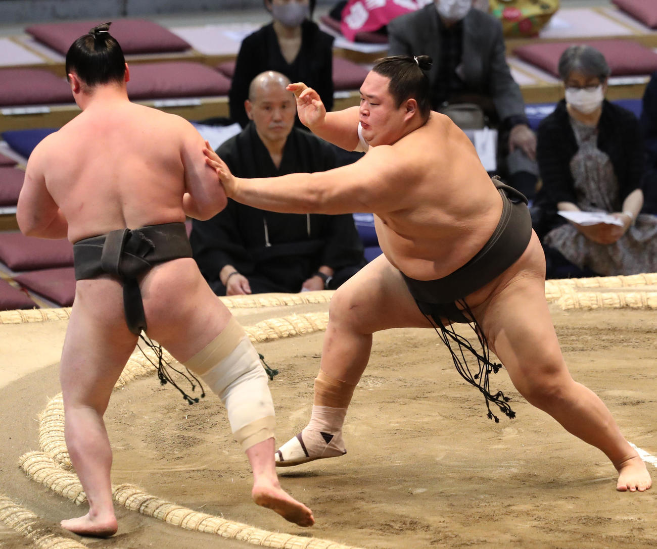 時栄（左）を押し出しで破る友風（撮影・屋方直哉）