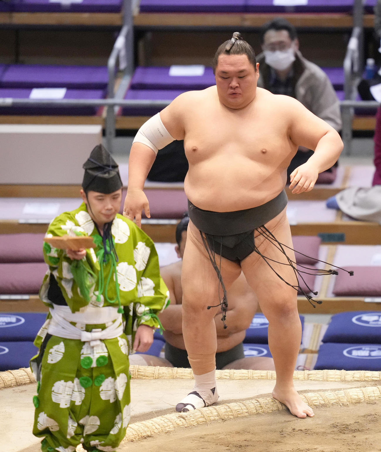 友風（右）は押し出しで時栄を破る（撮影・小沢裕）