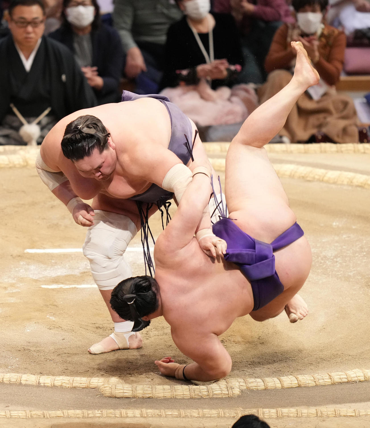 照ノ富士は明生（右）を掛け投げで破る（撮影・小沢裕）