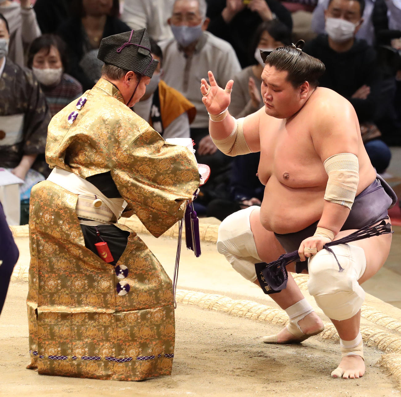 懸賞金を受け取る照ノ富士（撮影・屋方直哉）