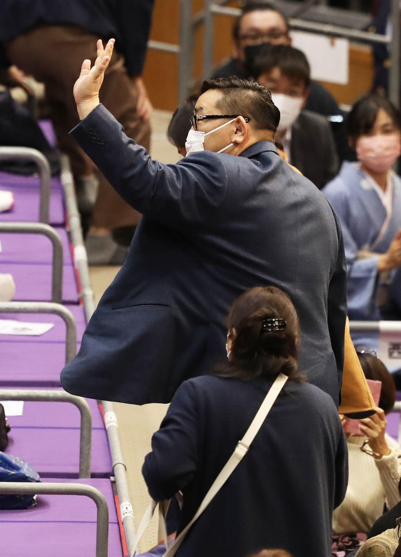 ファンに手を振る元横綱朝青龍（撮影・屋方直哉）