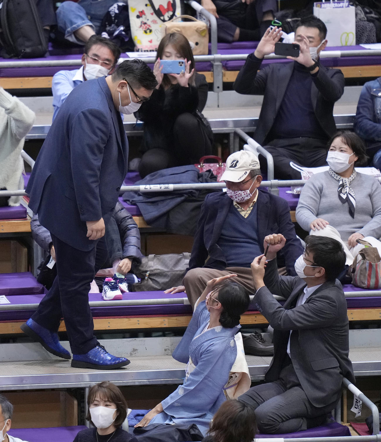 大相撲観戦を終えた元横綱朝青龍関（左）は詰め掛けた観客から声を掛けられながら引き揚げる（撮影・小沢裕）