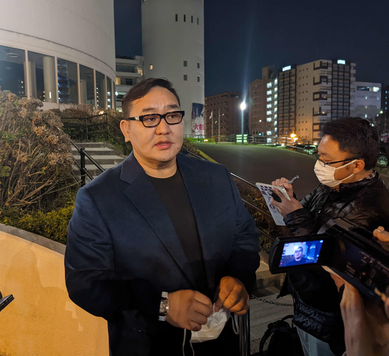 九州場所12日目の打ち出し後に報道陣の取材に応じる元横綱朝青龍のドルゴルスレン・ダグワドルジ氏