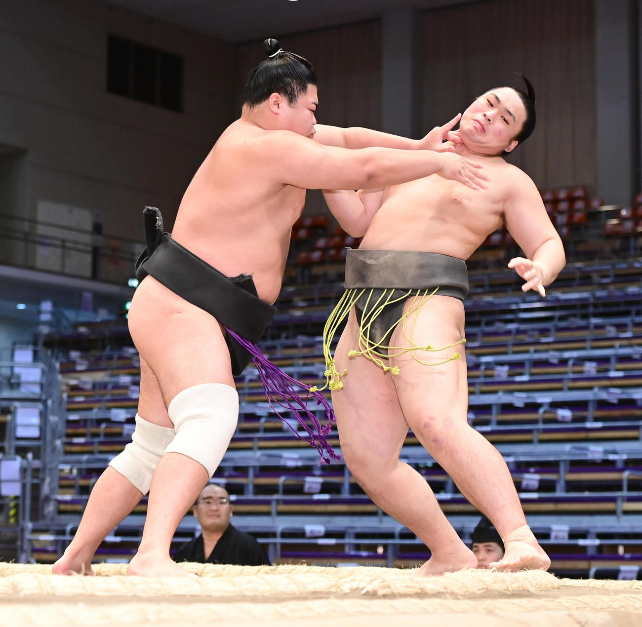井上（左）は筑波山を押し出しで破り序ノ口優勝を決める（撮影・小沢裕）