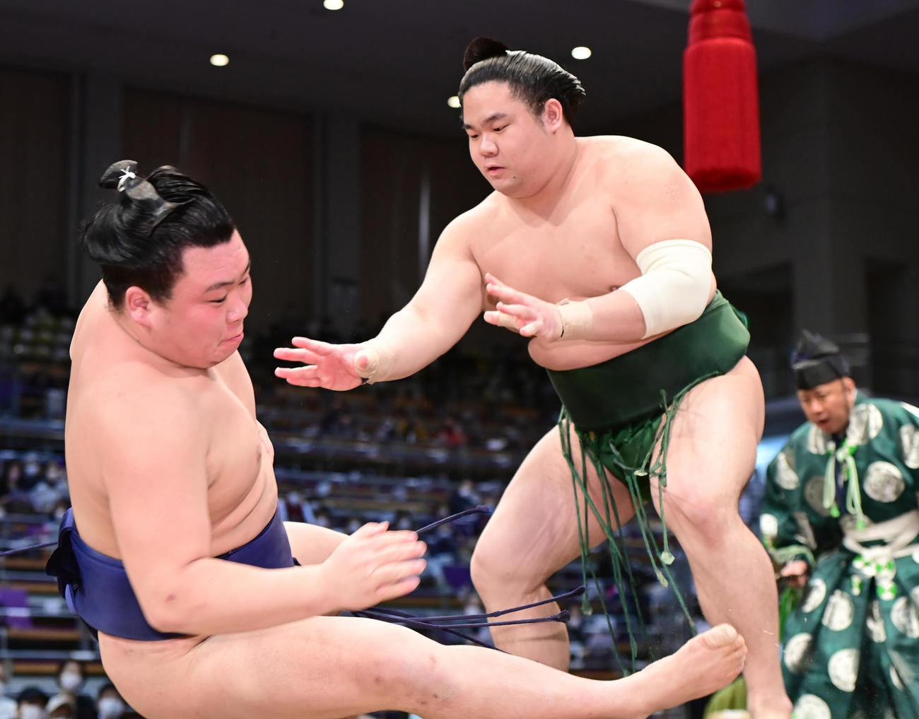東白龍は朝乃若（左）を押し倒しで破る（撮影・小沢裕）