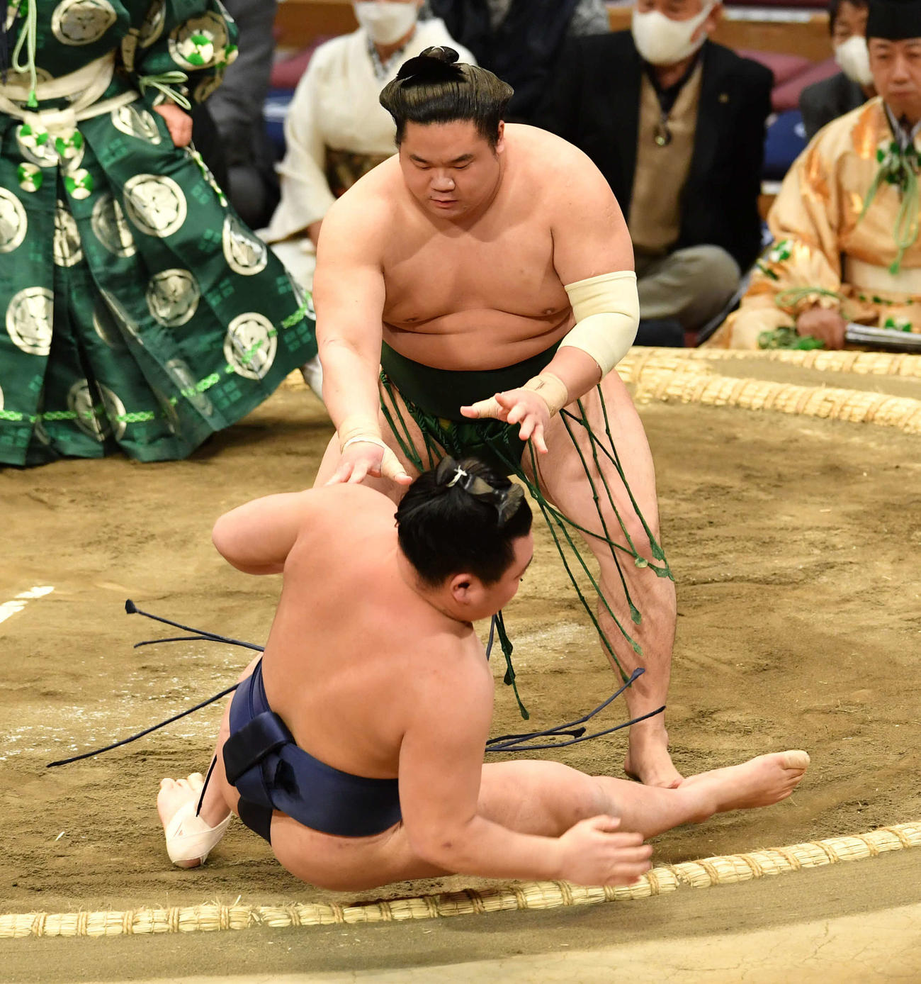 東白龍は朝乃若（手前）を押し倒しで破る（撮影・岩下翔太）