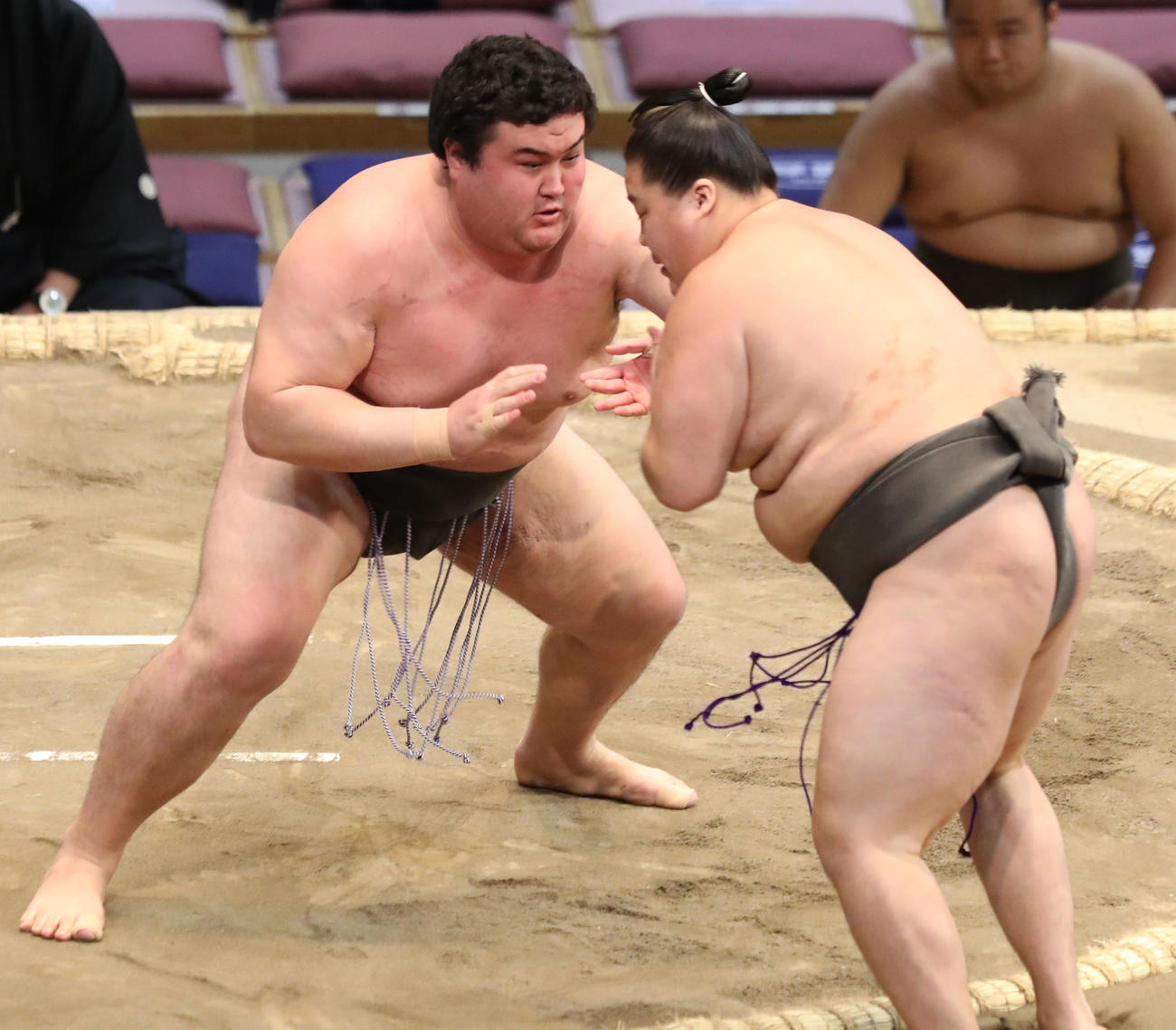 荒馬（右）を突き出しで破り、三段目優勝を決めた金峰山（撮影・屋方直哉）