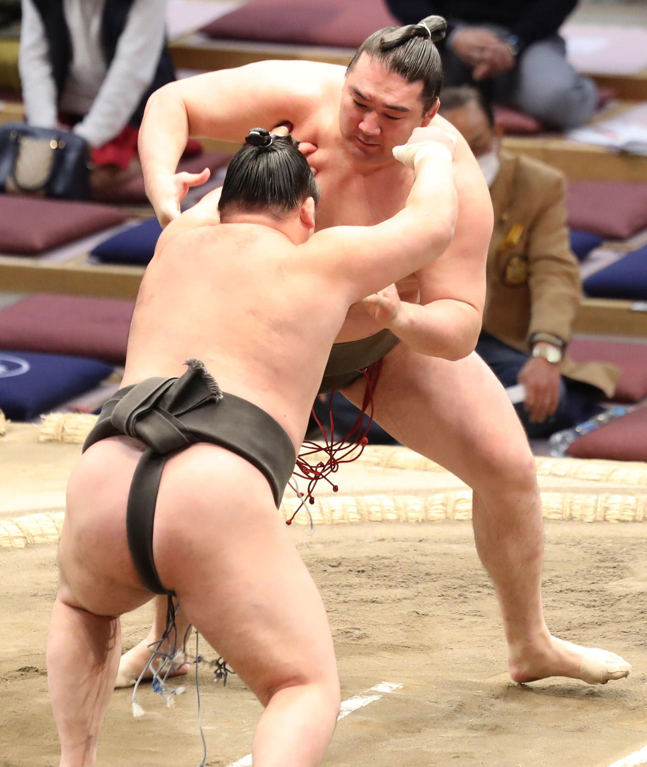 千代の海（手前）を攻める竜電（撮影・屋方直哉）