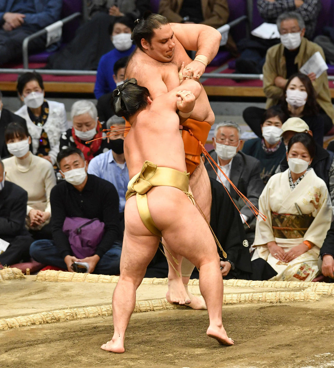 石浦は魁聖（奥）を寄り切りで破る（撮影・岩下翔太）