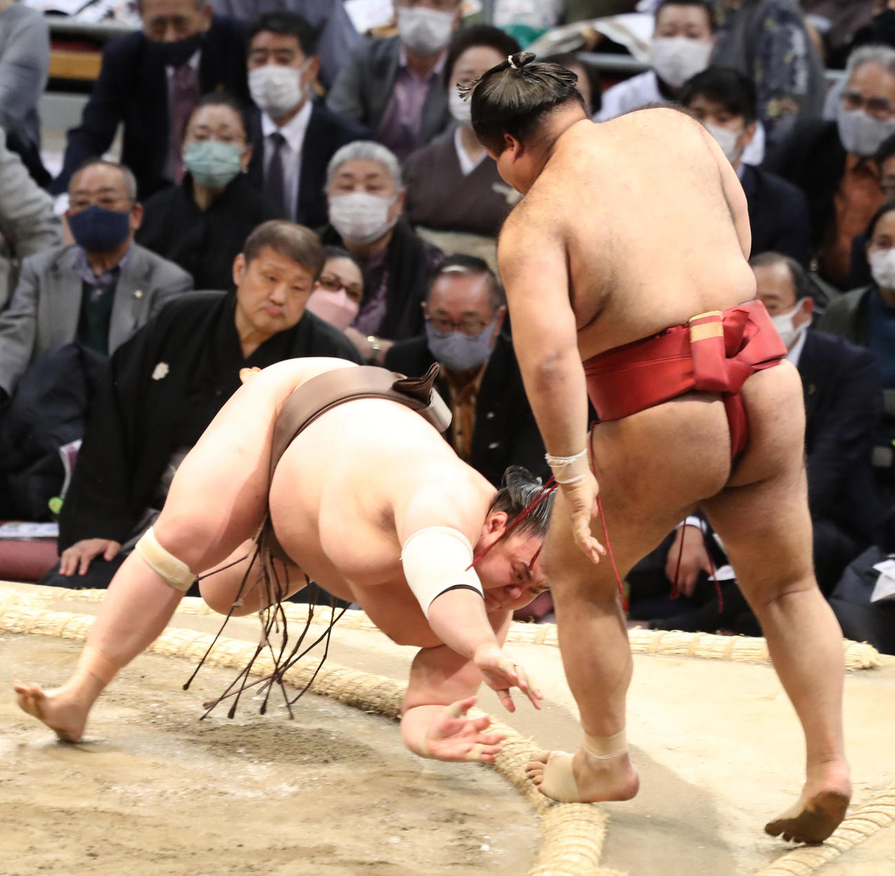高安（右）を押し出しで破る英乃海（撮影・屋方直哉）