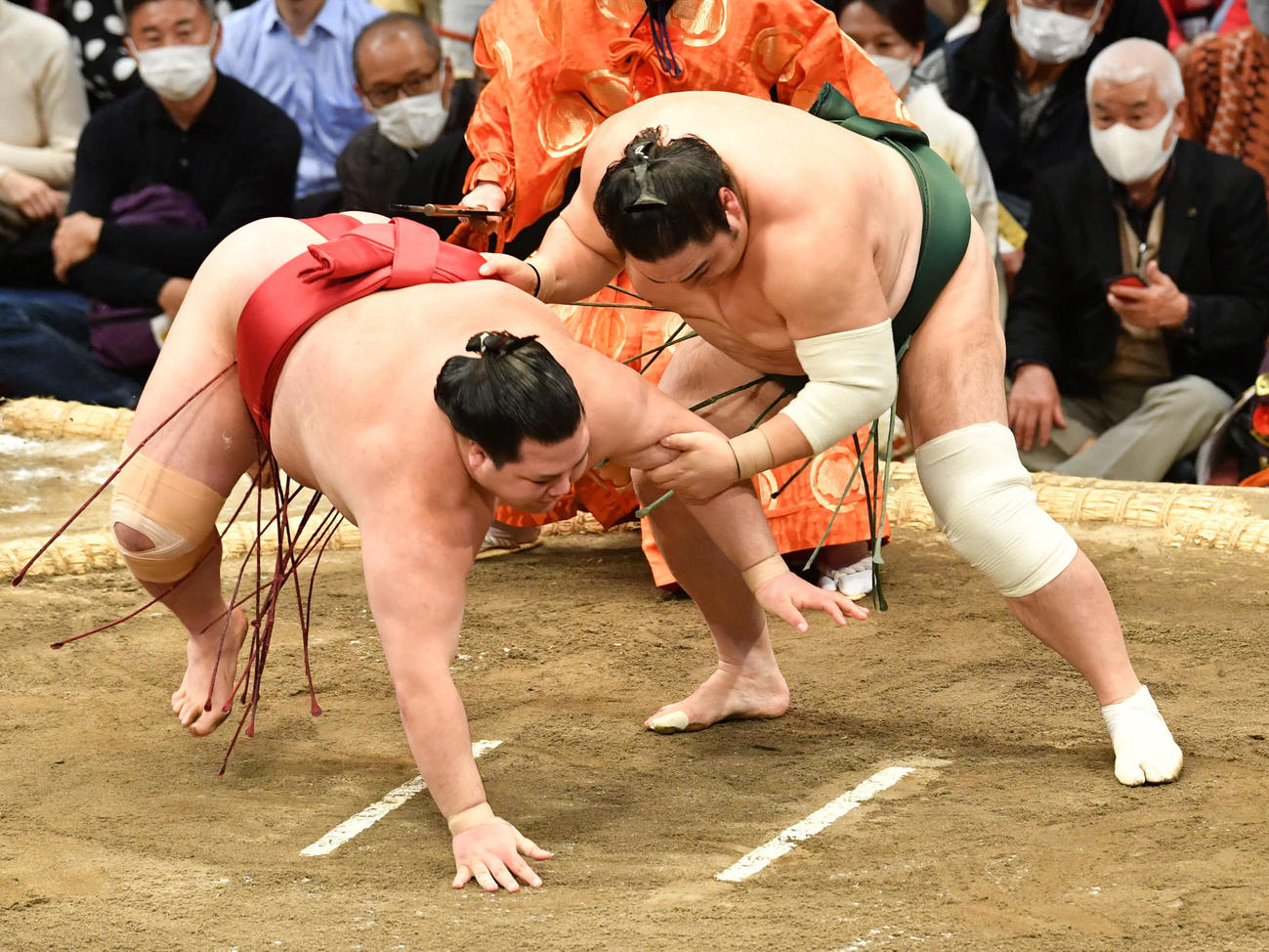 隠岐の海は阿武咲（左）を上手出し投げで破る（撮影・岩下翔太）