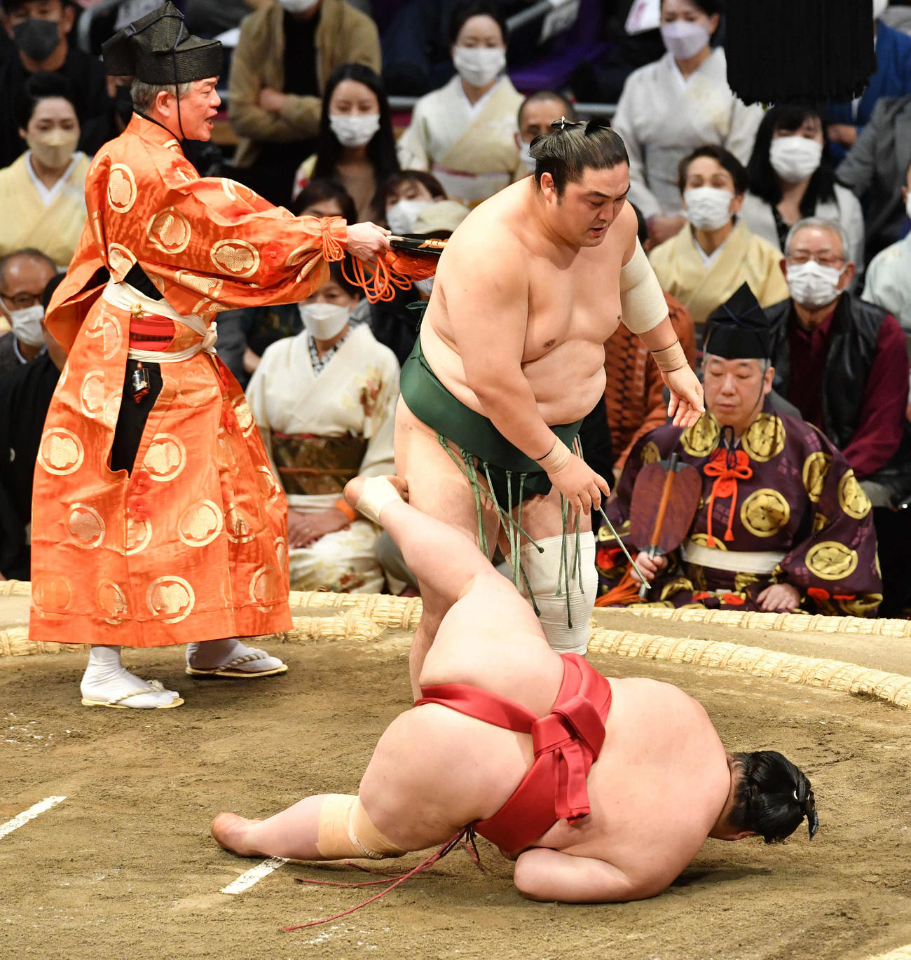 隠岐の海は阿武咲（手前）を上手出し投げで破る（撮影・岩下翔太）