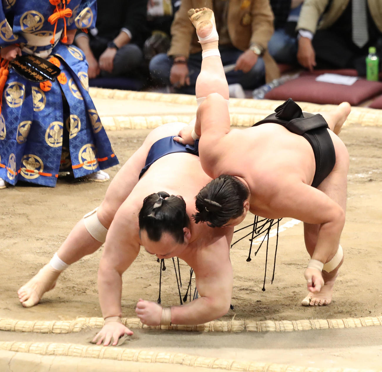宝富士（左）を上手投げで破る霧馬山（撮影・屋方直哉）