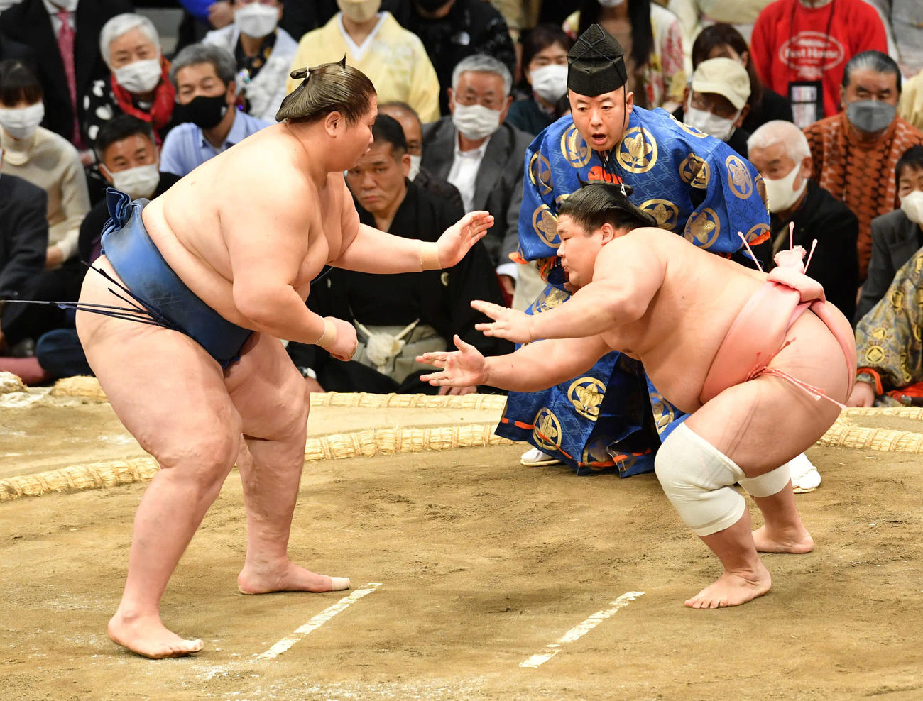 逸ノ城（左）との立ち合いで右にかわす宇良（撮影・岩下翔太）