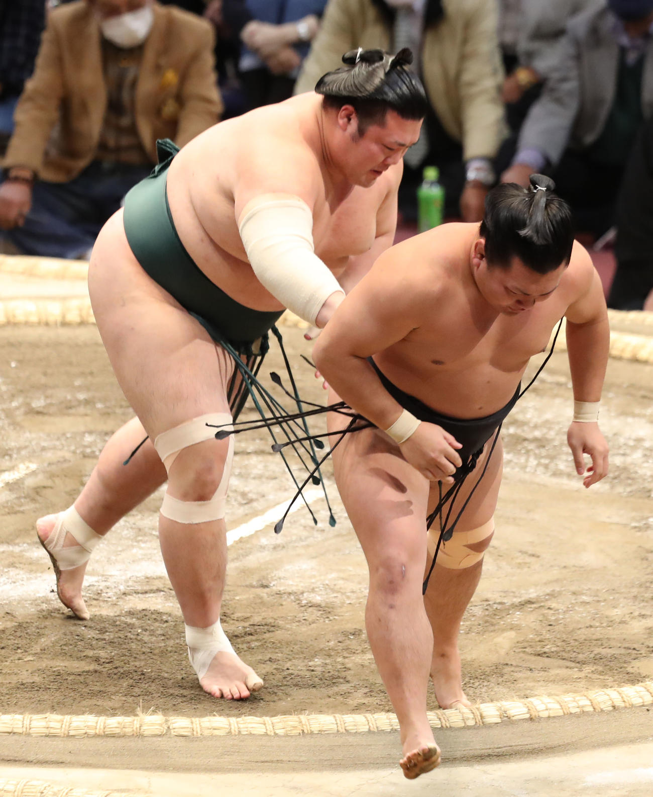 照強（右）を送り出しで破る豊山（撮影・屋方直哉）