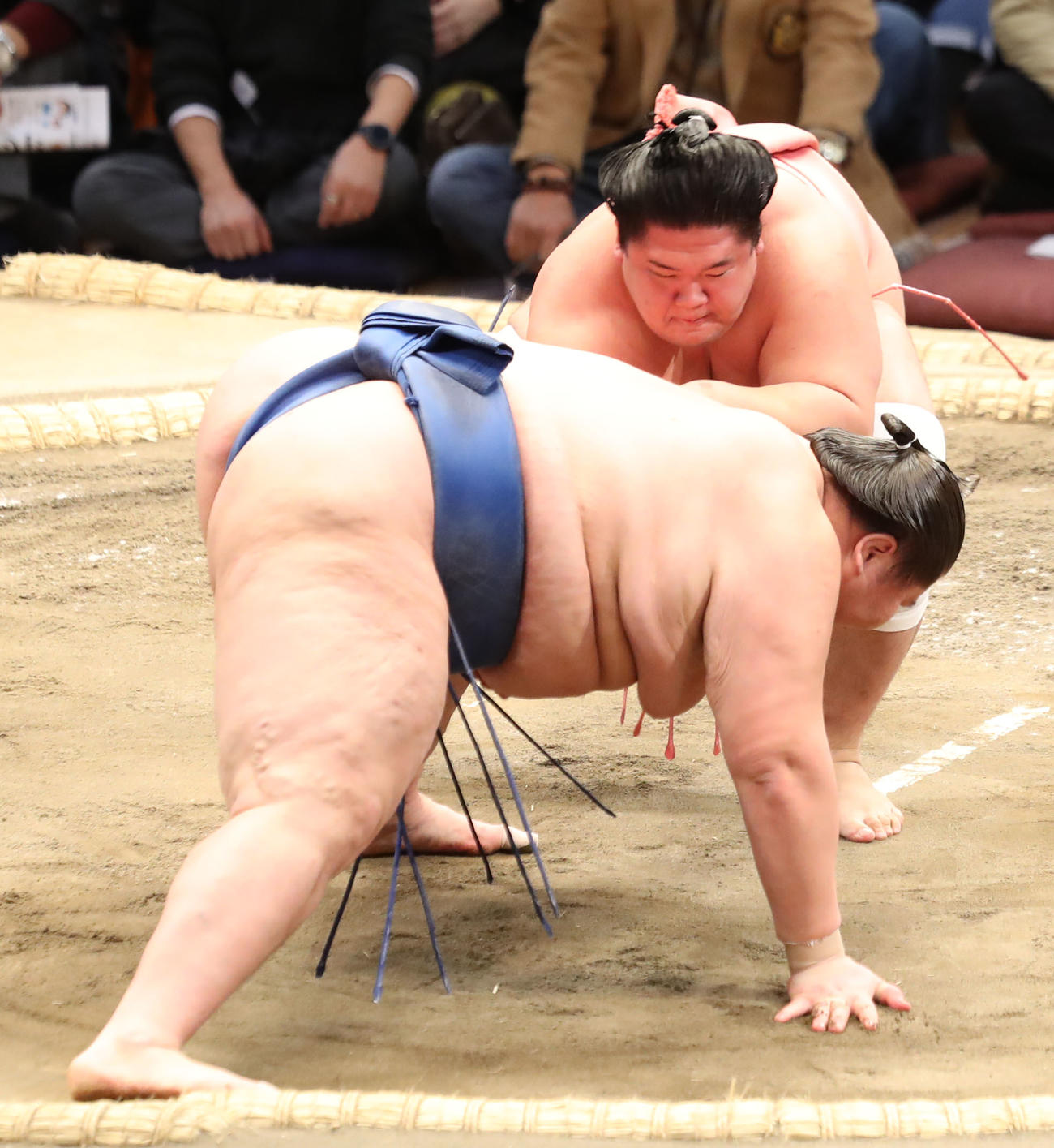 逸ノ城（手前）を肩透かしで破る宇良（撮影・屋方直哉）