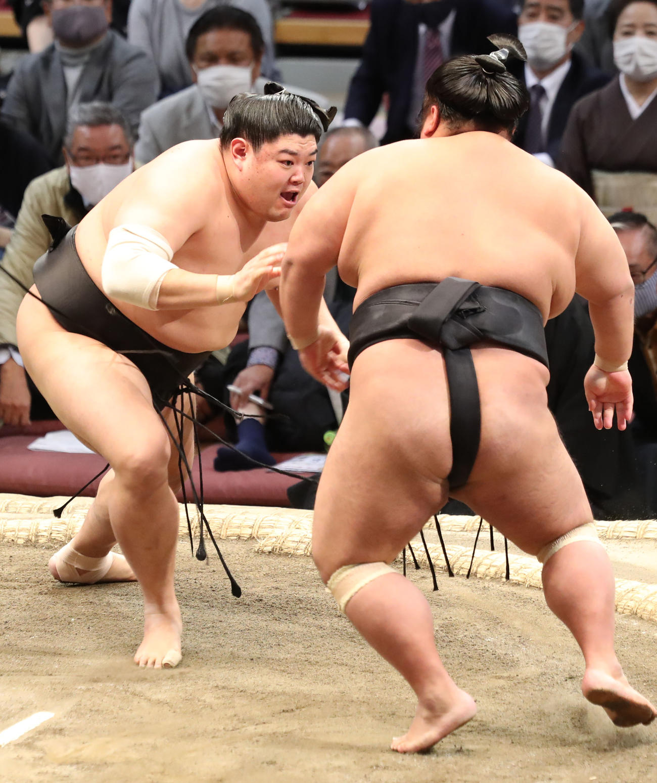 貴景勝（右）を押し出しで破る阿炎（撮影・屋方直哉）
