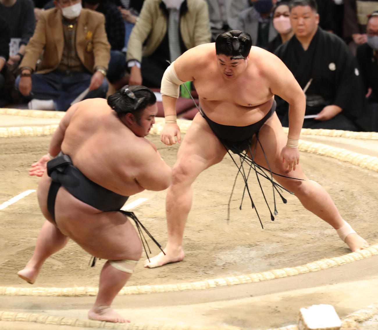 貴景勝（左）を押し出しで破る阿炎（撮影・屋方直哉）