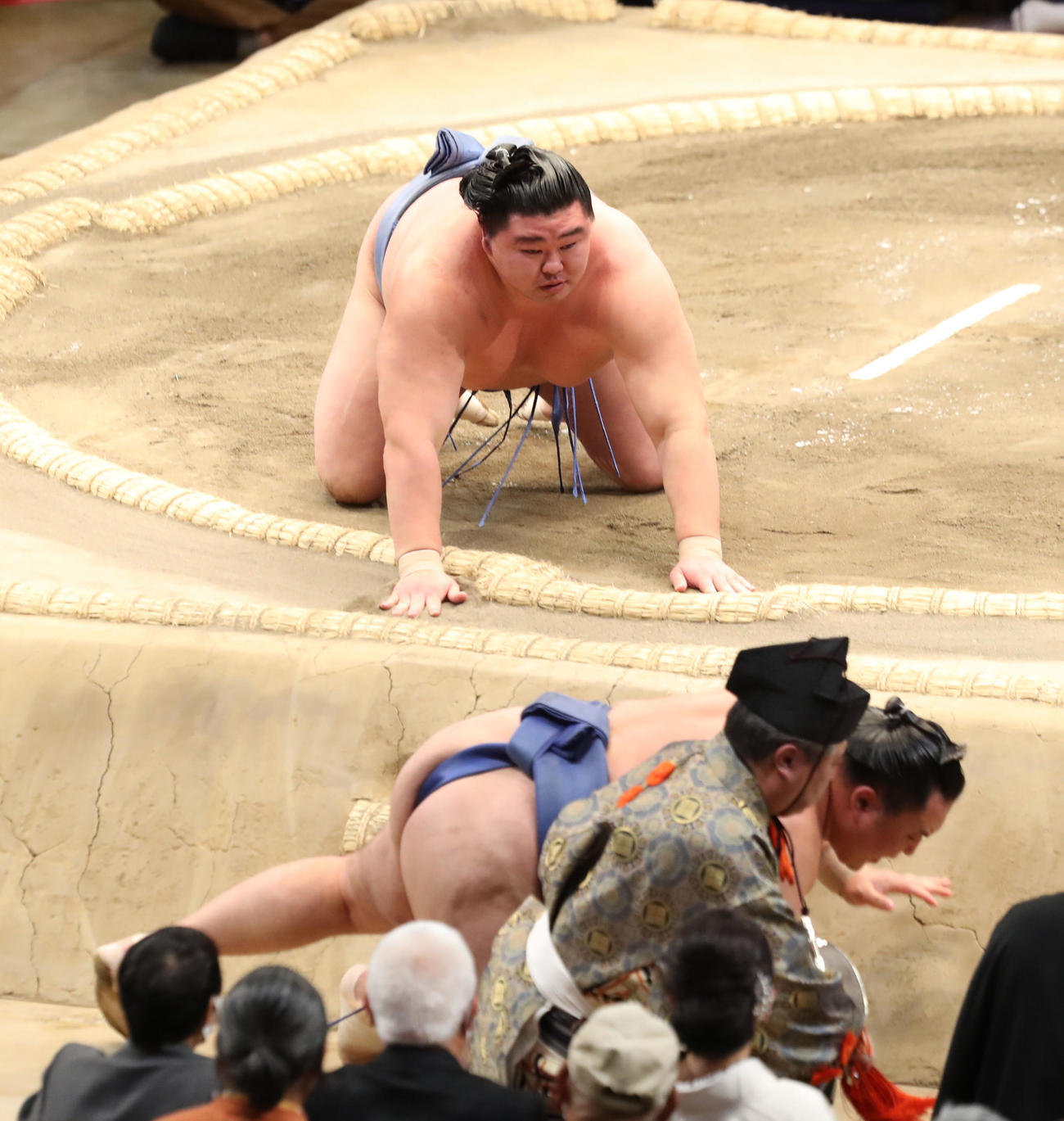 玉鷲（手前）を寄り切りで破る正代（撮影・屋方直哉）