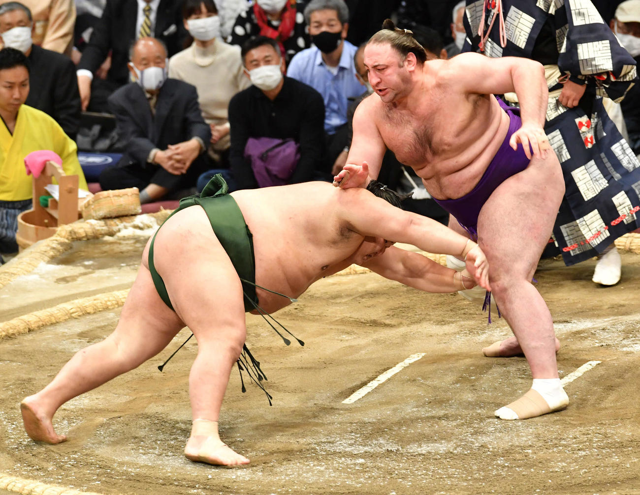 栃ノ心は千代大龍（左）をはたき込みで破る（撮影・岩下翔太）