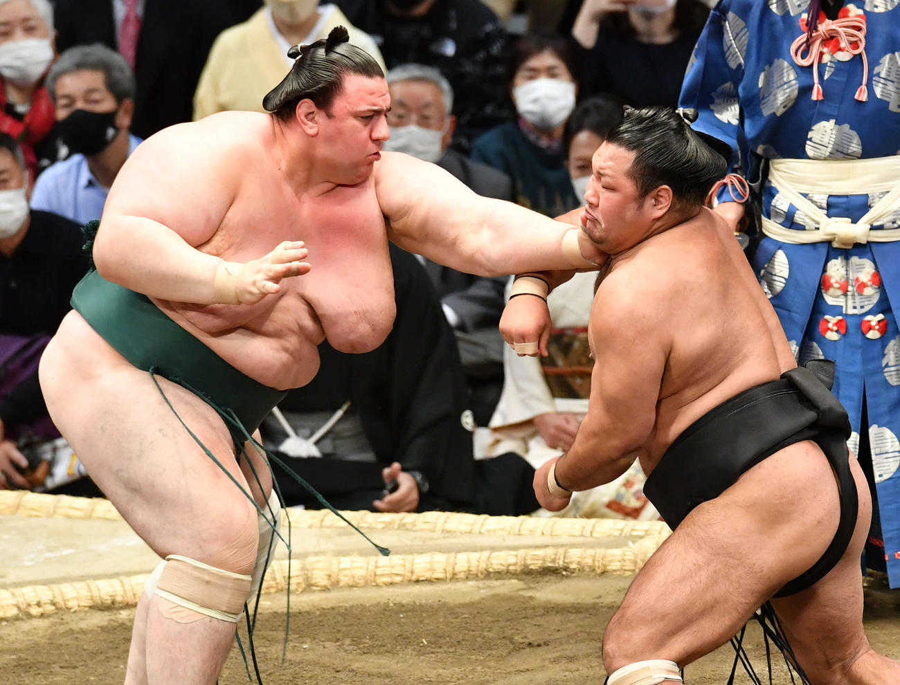 松鳳山（右）を攻める碧山（撮影・岩下翔太）