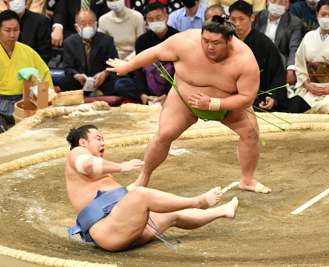 天空海は翔猿（左）をはたき込みで破る（撮影・岩下翔太）