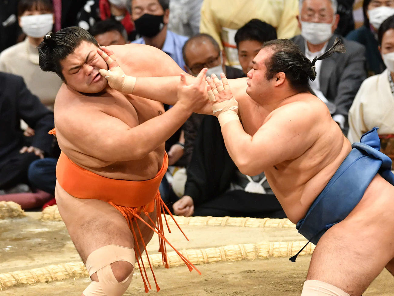志摩ノ海（左）を攻める千代の国（撮影・岩下翔太）