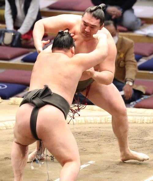 千代の海（手前）を攻める竜電（撮影・屋方直哉）