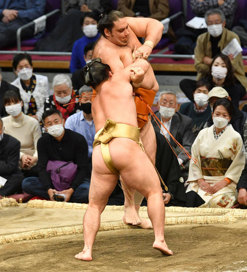 石浦は魁聖（奥）を寄り切りで破る（撮影・岩下翔太）