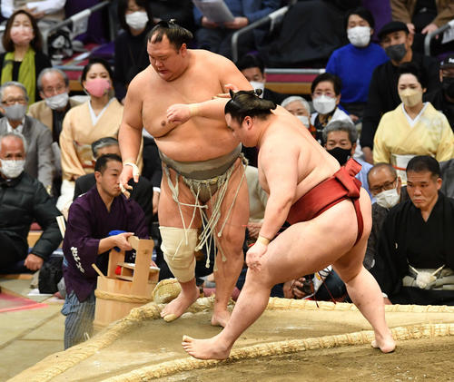 隆の勝は北勝富士（左）を押し出しで破る（撮影・岩下翔太）