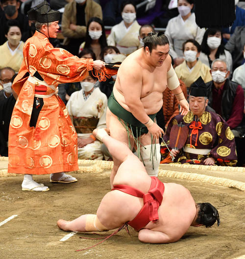 隠岐の海は阿武咲（手前）を上手出し投げで破る（撮影・岩下翔太）