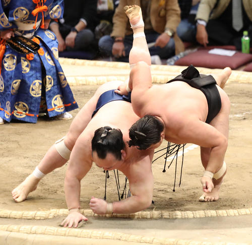 宝富士（左）を上手投げで破る霧馬山（撮影・屋方直哉）