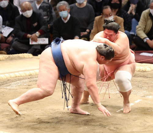 逸ノ城（手前）を肩透かしで破る宇良（撮影・屋方直哉）