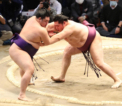 明生（左）を押し出しで破る遠藤（撮影・屋方直哉）