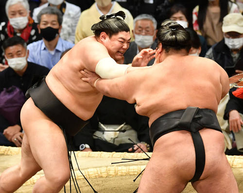 貴景勝（右）を攻める阿炎（撮影・岩下翔太）