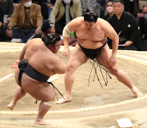 貴景勝（左）を押し出しで破る阿炎（撮影・屋方直哉）