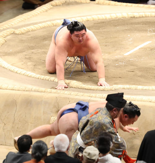 玉鷲（手前）を寄り切りで破る正代（撮影・屋方直哉）