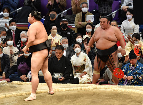 押し出しで阿炎（左）に敗れた貴景勝（撮影・岩下翔太）