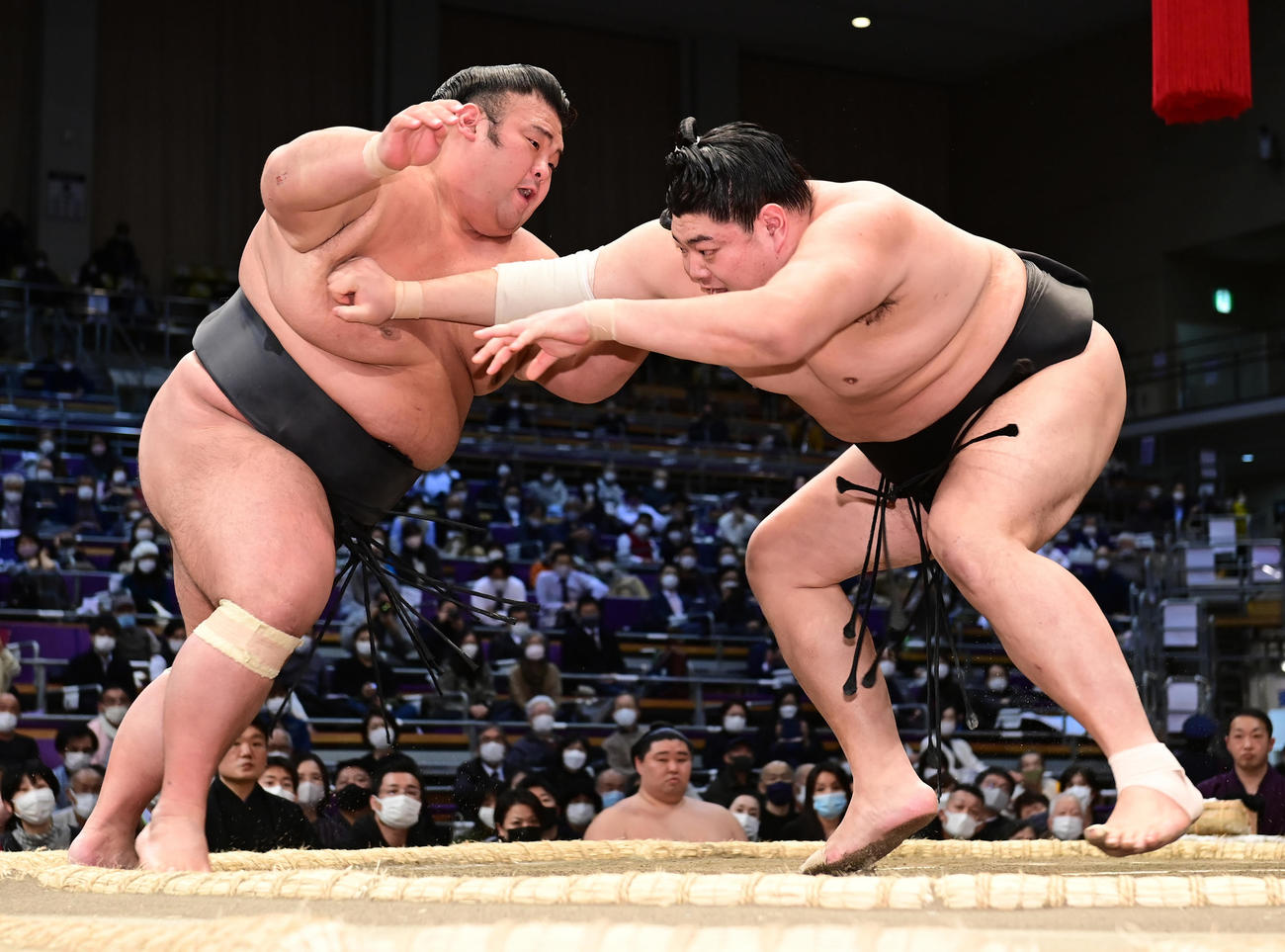 立ち合いで貴景勝（左）を攻める阿炎（撮影・小沢裕）