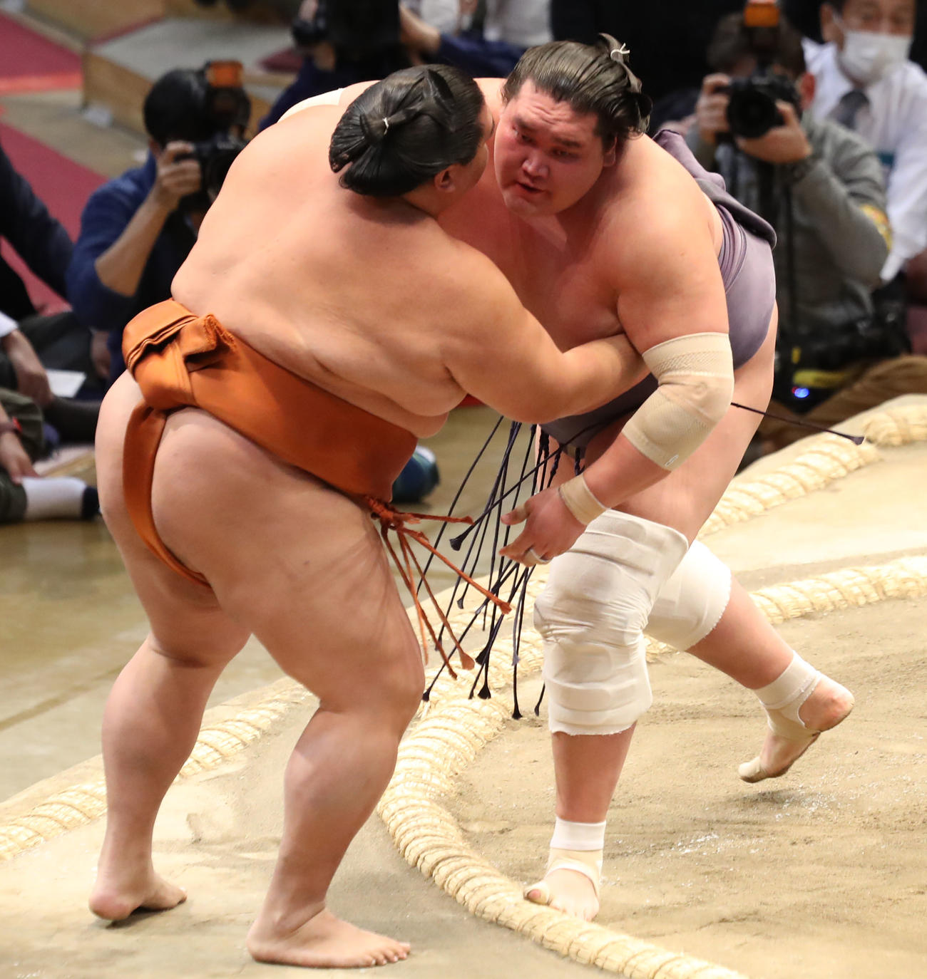 御嶽海（左）を寄り切りで破る照ノ富士（撮影・屋方直哉）