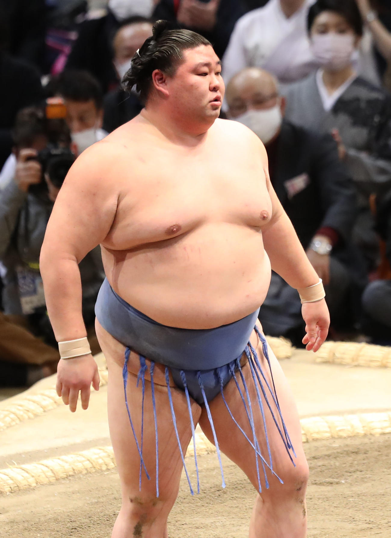 玉鷲（手前）を寄り切りで破る正代（撮影・屋方直哉）