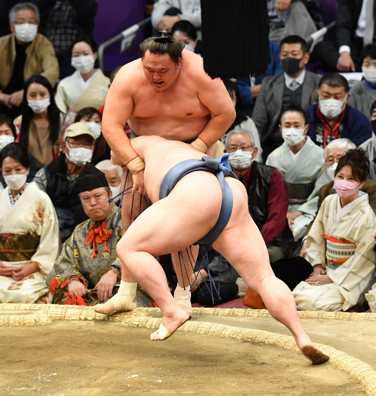 正代は玉鷲（奥）を寄り切りで破る（撮影・岩下翔太）