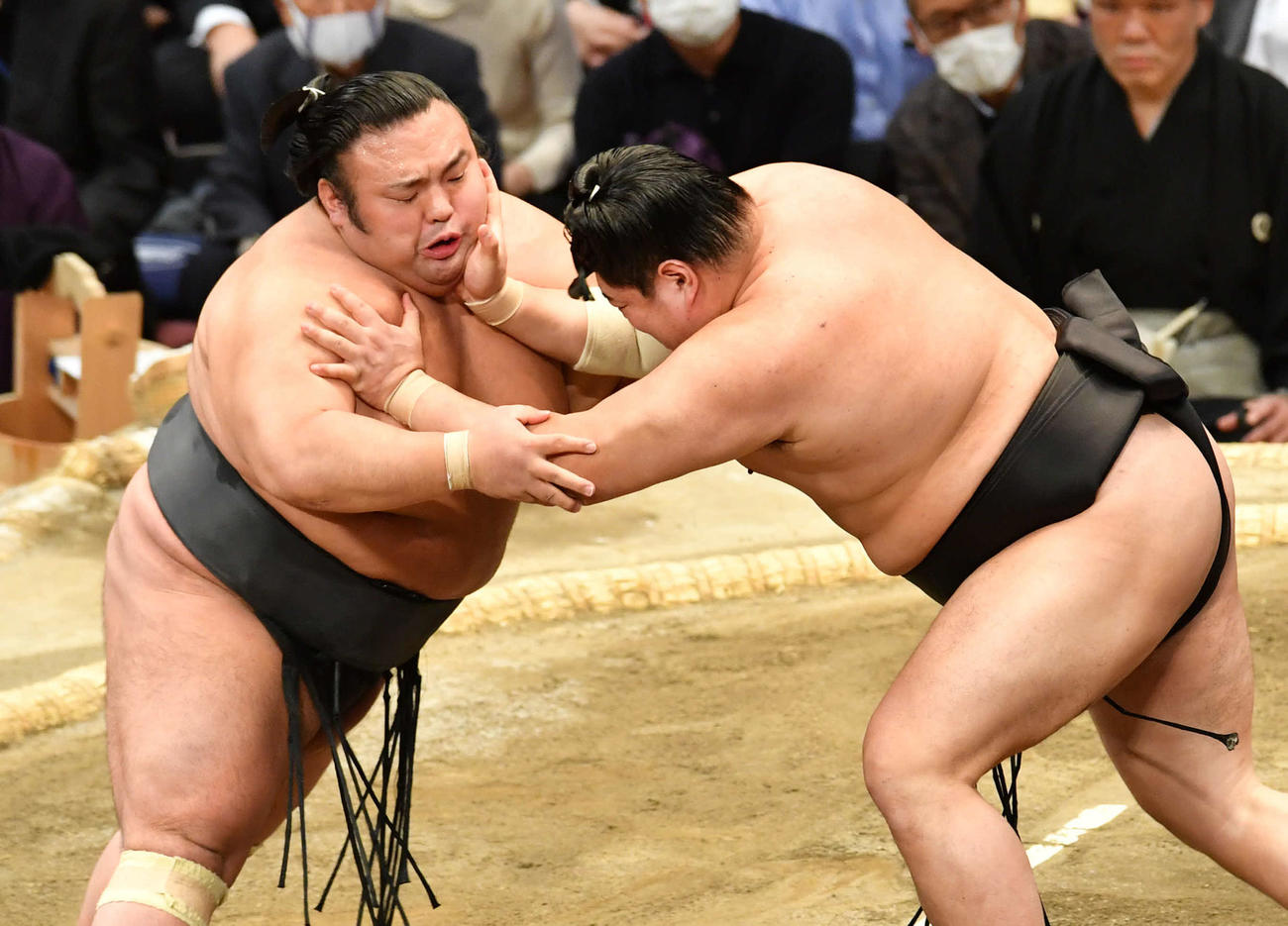 阿炎（右）の攻めを受ける貴景勝（撮影・岩下翔太）