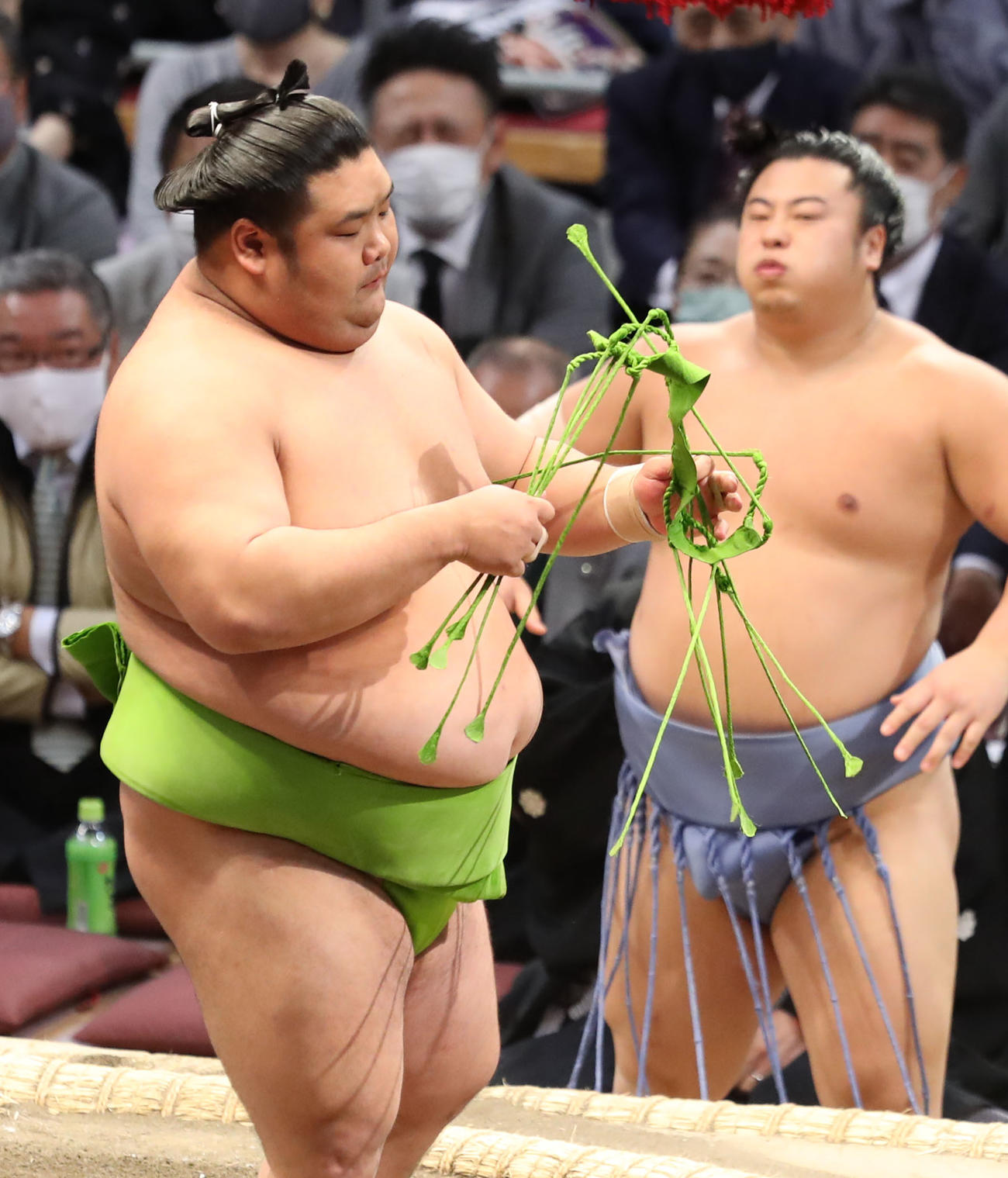 翔猿（右）をはたき込みで破る天空海（撮影・屋方直哉）